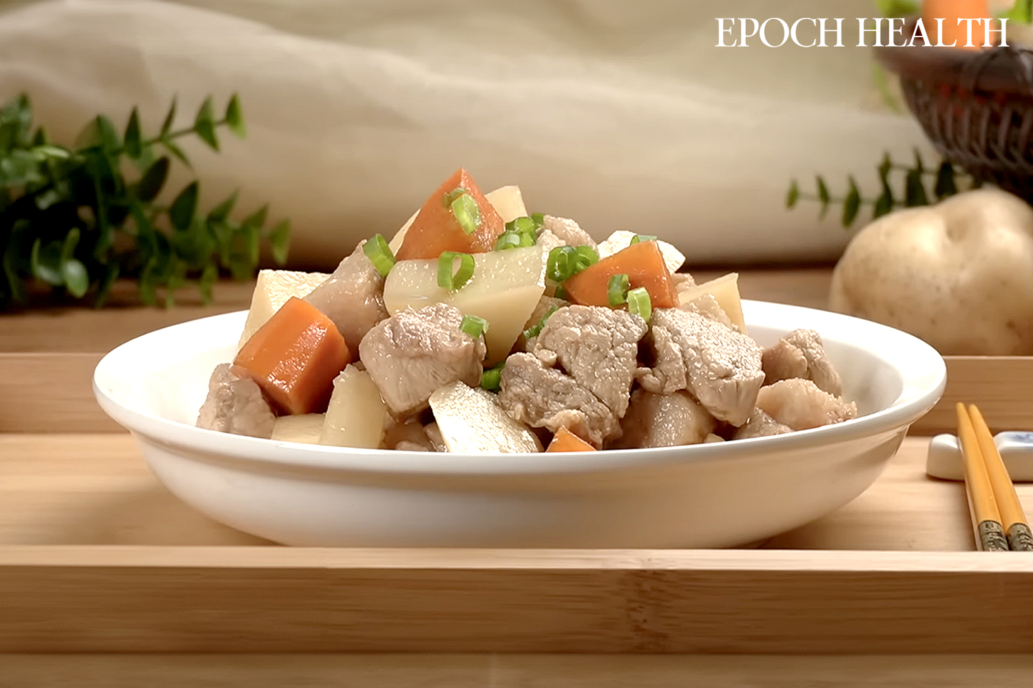 Thịt heo hầm khoai tây là món ăn truyền thống được biết đến với tác dụng bổ tỳ, dưỡng vị. (Ảnh: The Epoch Times)
