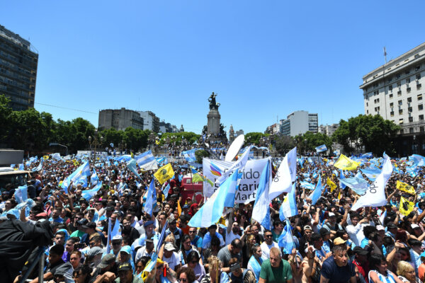 Những người ủng hộ ông Javier Milei vẫy cờ và biểu ngữ trong lễ nhậm chức Tổng thống tại Quốc hội ở Buenos Aires, Argentina, hôm 10/12/2023. (Ảnh: Marcelo Endelli/Getty Images)