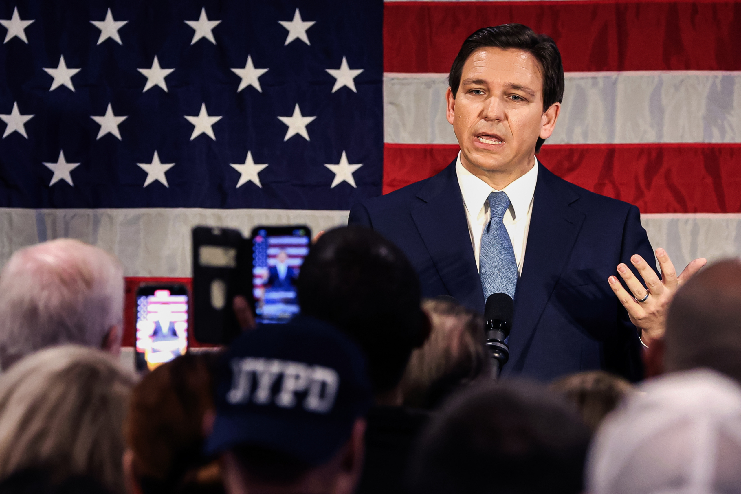 Thống đốc Florida Ron DeSantis nói chuyện với các cảnh sát ở Staten Island của Thành phố New York vào ngày 20/02/2023. (Ảnh: Spencer Platt/Getty Images)