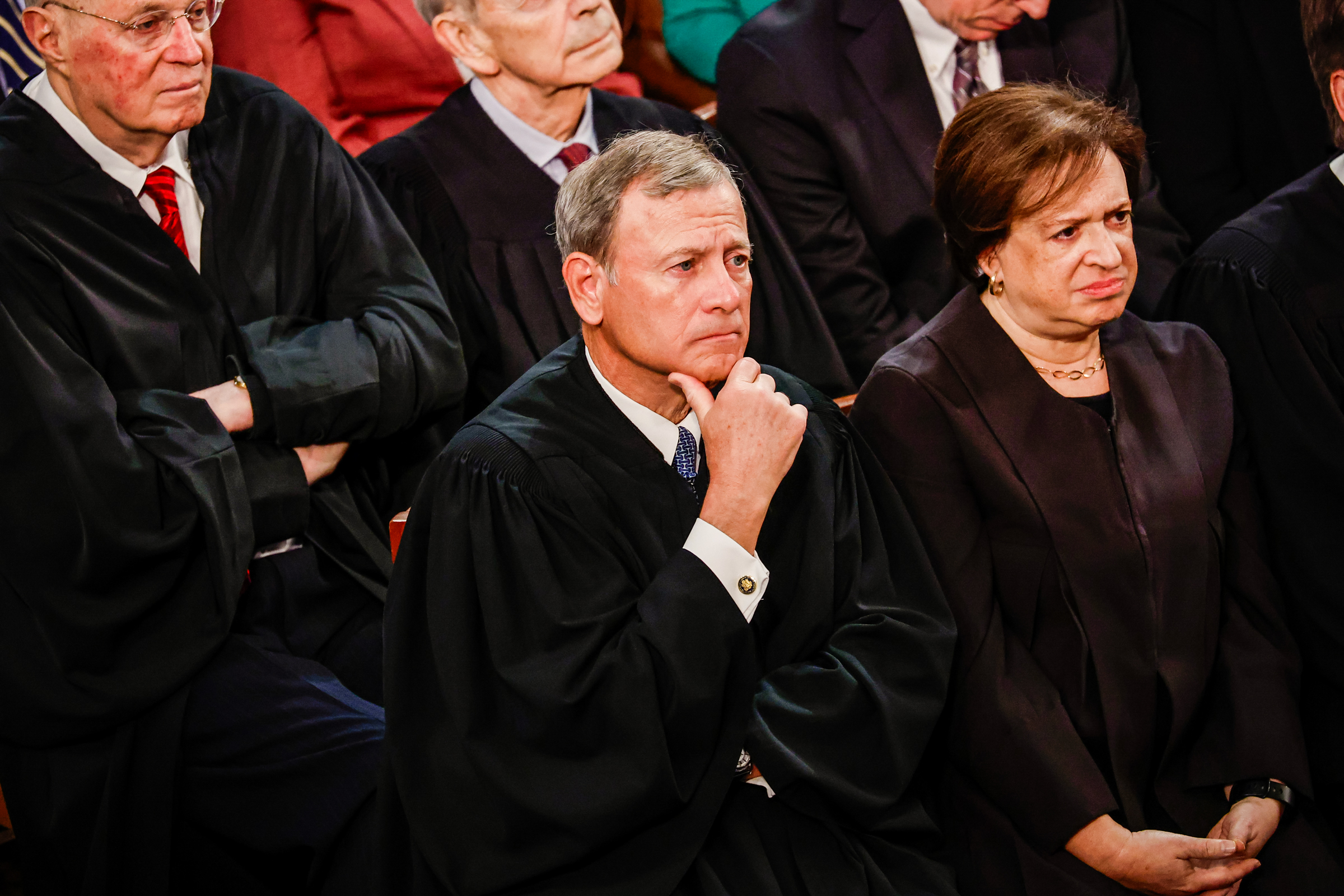 Chánh án Tối cao Pháp viện John Roberts và Thẩm phán Elena Kagan lắng nghe khi Tổng thống Joe Biden trình bày Thông điệp Liên bang tại Tòa nhà Capitol Hoa Kỳ ở Hoa Thịnh Đốn, hôm 07/02/2023. (Ảnh: Chip Somodevilla/Getty Images)