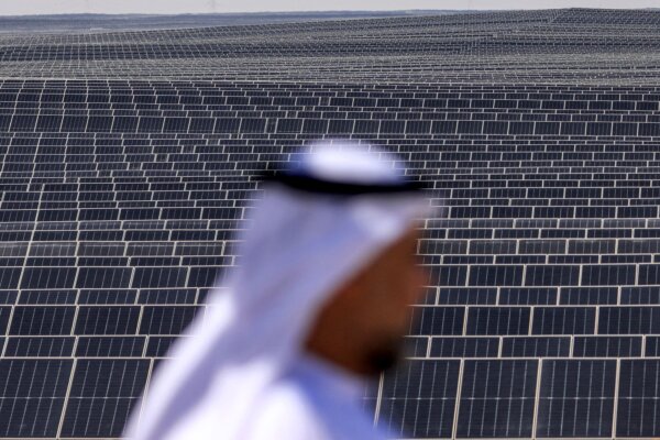 Một người đàn ông Tiểu vương quốc đứng trước các tấm quang điện tại một dự án ở phía nam Abu Dhabi, Các Tiểu vương quốc Ả Rập Thống nhất, hôm 13/11/2023. (Ảnh: Karim Sahib/AFP qua Getty Images)