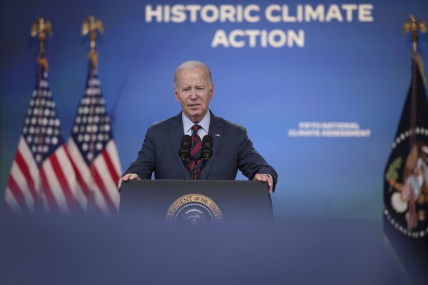 Tổng thống Joe Biden trình bày trong một sự kiện về khí hậu tại khu phức hợp Tòa Bạch Ốc ở Hoa Thịnh Đốn, hôm 14/11/2023. (Ảnh: Win McNamee/Getty Images)