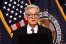 Chủ tịch Hệ thống Dự trữ Liên bang Jerome Powell tổ chức một cuộc họp báo vào cuối cuộc họp của Ủy ban Thị trường Mở Liên bang (FOMC) ở Hoa Thịnh Đốn, hôm 13/12/2023. (Ảnh: Brendan Smialowski/AFP qua Getty Images)