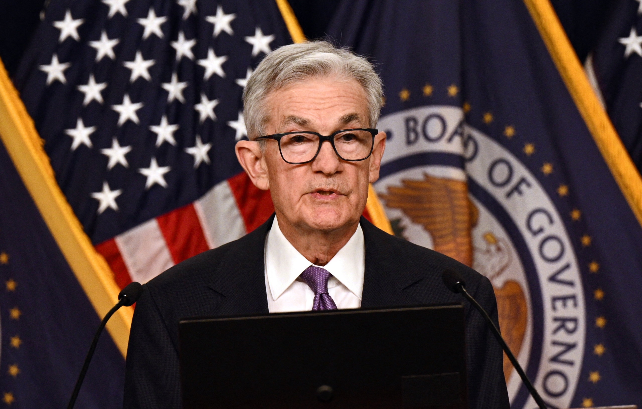 Chủ tịch Hệ thống Dự trữ Liên bang Jerome Powell tổ chức một cuộc họp báo vào cuối cuộc họp của Ủy ban Thị trường Mở Liên bang (FOMC) ở Hoa Thịnh Đốn, hôm 13/12/2023. (Ảnh: Brendan Smialowski/AFP qua Getty Images)