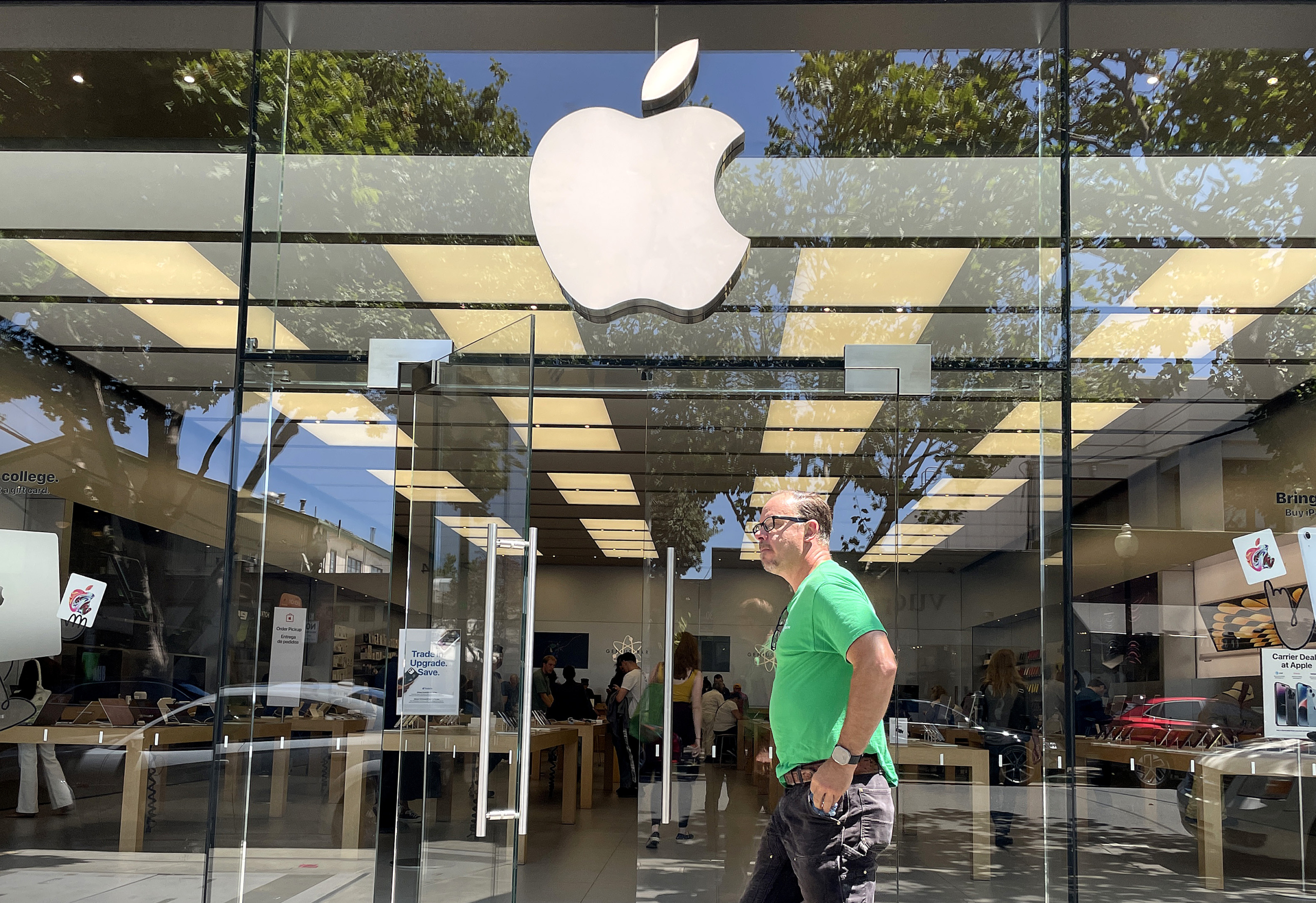 Một người đi ngang qua một Cửa hàng Apple ở Berkeley, California, hôm 04/08/2023. (Ảnh: Justin Sullivan/Getty Images)
