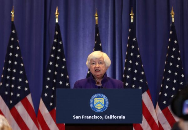Bộ trưởng Ngân khố Janet Yellen nói trong cuộc họp báo sau cuộc gặp song phương với Phó Thủ tướng Trung Quốc Hà Lập Phong tại khách sạn Ritz Carlton ở San Francisco, California, hôm 10/11/2023. (Ảnh: Justin Sullivan/Getty Images)