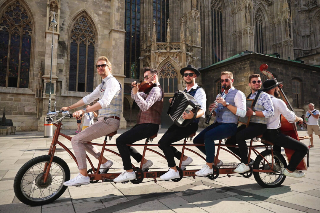 Ban nhạc Big Bike trên chiếc xe đạp độc nhất vô nhị đi qua 10 quốc gia trong 10 ngày khiến khán giả thán phục