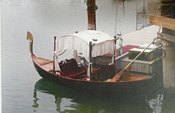 Đi thuyền gondola là một cách để ngắm hồ Havasu ở tiểu bang Arizona. (Ảnh: Đăng dưới sự cho phép của ông Bill Neely)