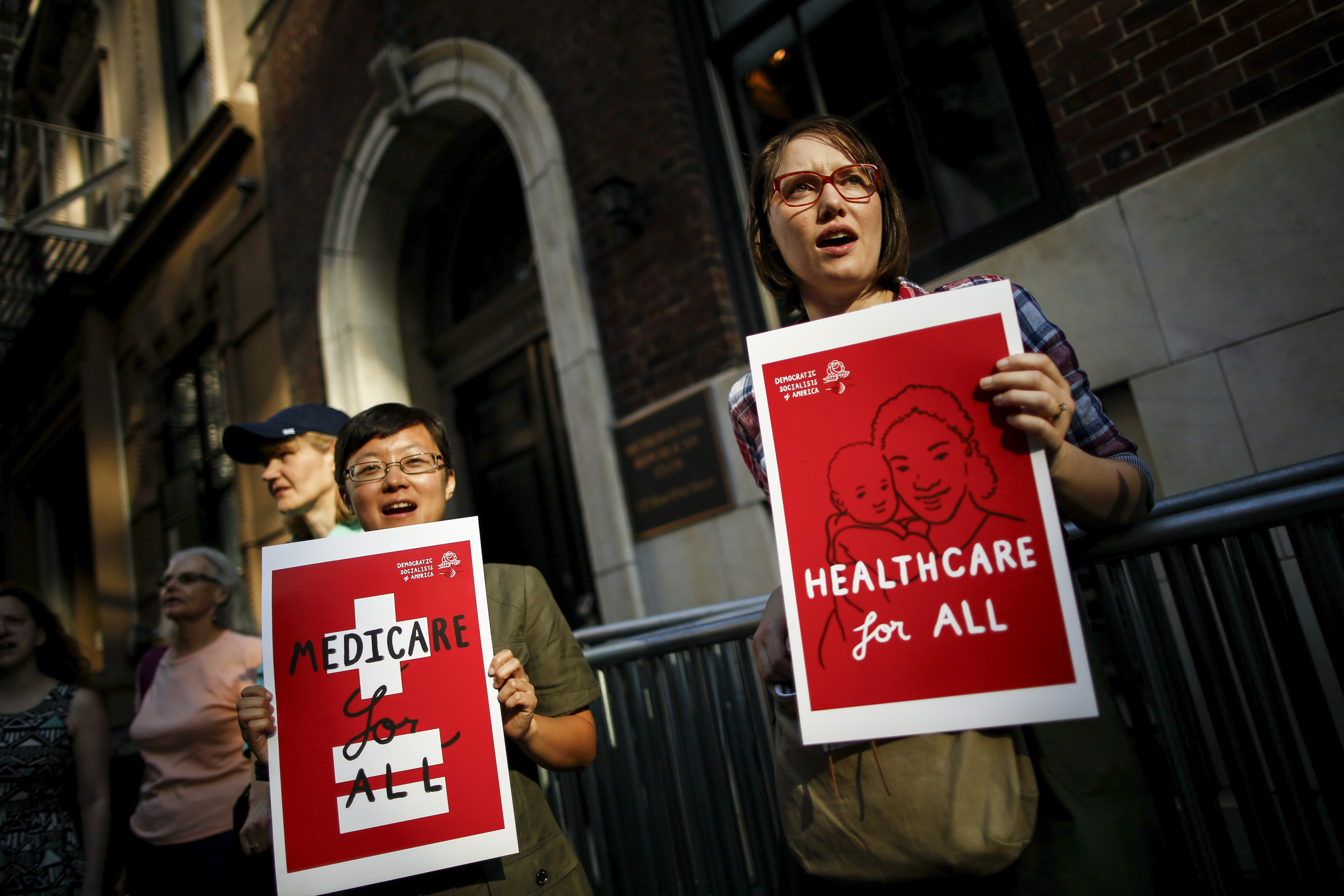 Một nhóm nhỏ các nhà hoạt động phản đối kế hoạch chăm sóc sức khỏe của Đảng Cộng Hòa bên ngoài Câu lạc bộ Đảng Cộng Hòa Đô thị ở thành phố New York hôm 05/07/2017. (Ảnh: Drew Angerer/Getty Images)