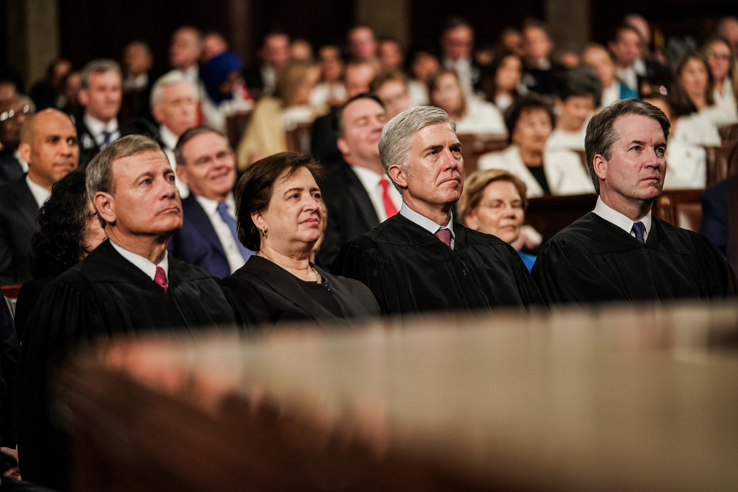 (Từ trái sang phải) Các thẩm phán Tối cao Pháp viện gồm ông John Roberts, bà Elena Kagan, ông Neil Gorsuch, và ông Brett Kavanaugh tham dự sự kiện diễn văn Thông điệp Liên bang tại Tòa nhà Quốc hội Hoa Kỳ ở Hoa Thịnh Đốn vào ngày 05/02/2019. (Ảnh: Doug Mills-Pool/Getty Images)