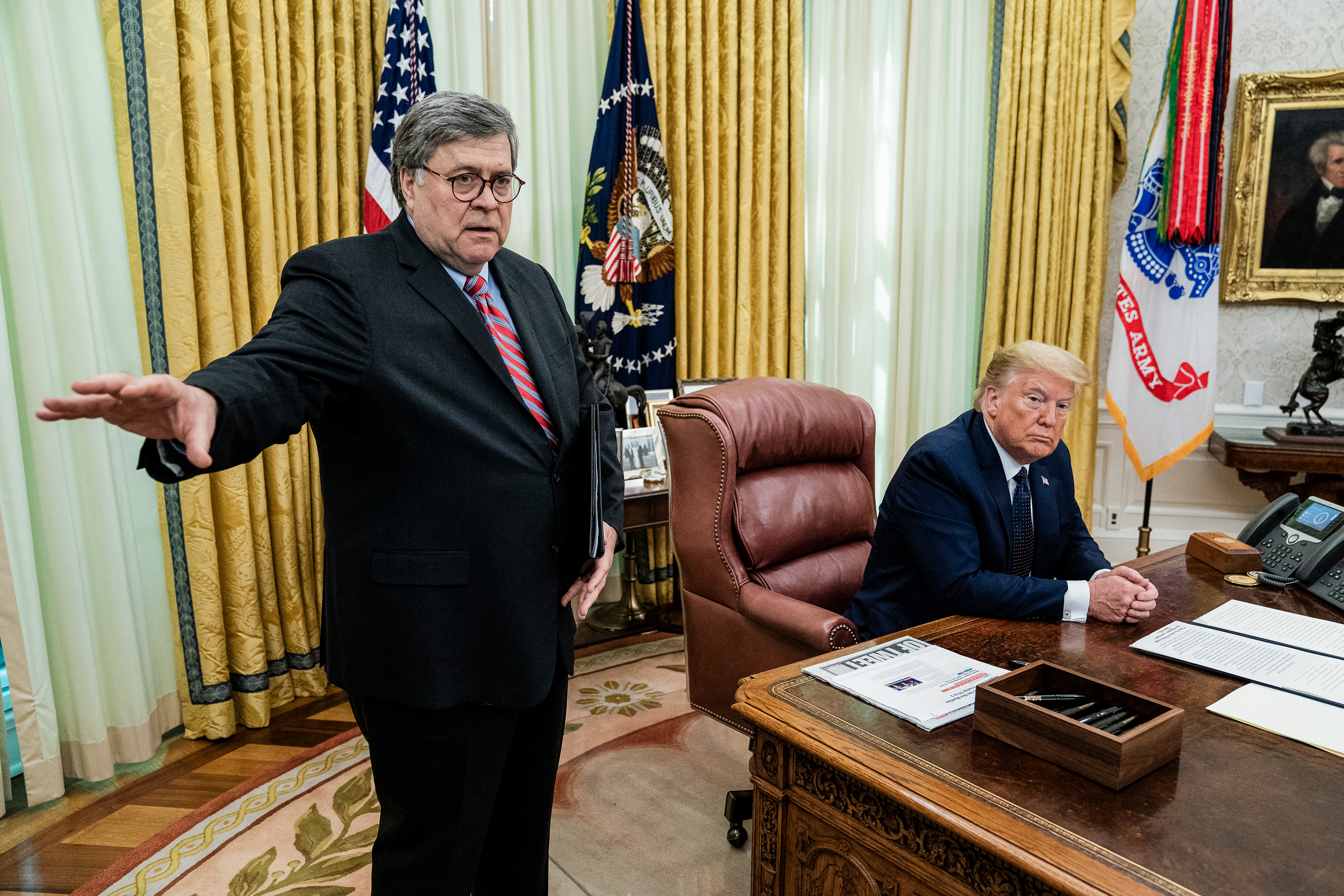 Tổng chưởng lý William Barr (trái) nói, trong khi Tổng thống Donald Trump quan sát trước khi ký một sắc lệnh liên quan đến quản lý mạng xã hội tại Oval Office ở Hoa Thịnh Đốn vào ngày 28/05/2020. (Ảnh: Doug MIlls-Pool/Getty Images)