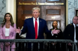 Cựu Tổng thống Donald Trump nói chuyện với các thành viên giới truyền thông khi ông đến Tòa án Tối cao Tiểu bang New York trong phiên tòa xét xử gian lận dân sự Trump Organization, tại Thành phố New York, hôm 07/12/2023. (Ảnh: Timothy A. Clary/AFP qua Getty Images)