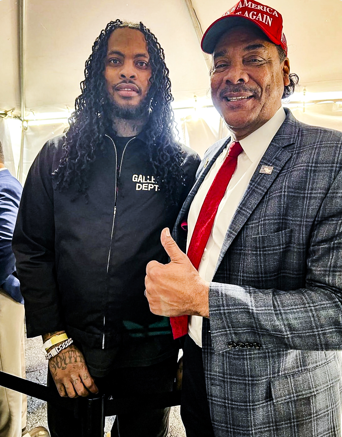 Rapper Waka Flocka Flame (trái) và ông Bruce LeVell, cố vấn của cựu TT Donald Trump, chụp ảnh chung vào năm 2022. (Ảnh: Được đăng dưới sự cho phép của ông Bruce LeVell)