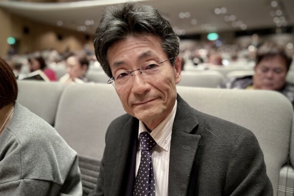 Ông Okuda Yoshiki tại buổi biểu diễn của Đoàn Nghệ thuật Biểu diễn Shen Yun ở Trung tâm Hội nghị Nagoya hôm 22/12/2023. (Ảnh: Wang Wenliang/The Epoch Times)