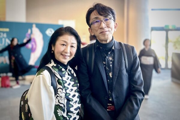 Ông Akiyama Takae và phu nhân Akiyama Kazue tại buổi biểu diễn của Đoàn Nghệ thuật Biểu diễn Shen Yun ở Trung tâm Hội nghị Nagoya hôm 22/12/2023. (Ảnh: Niu Bin/The Epoch Times)