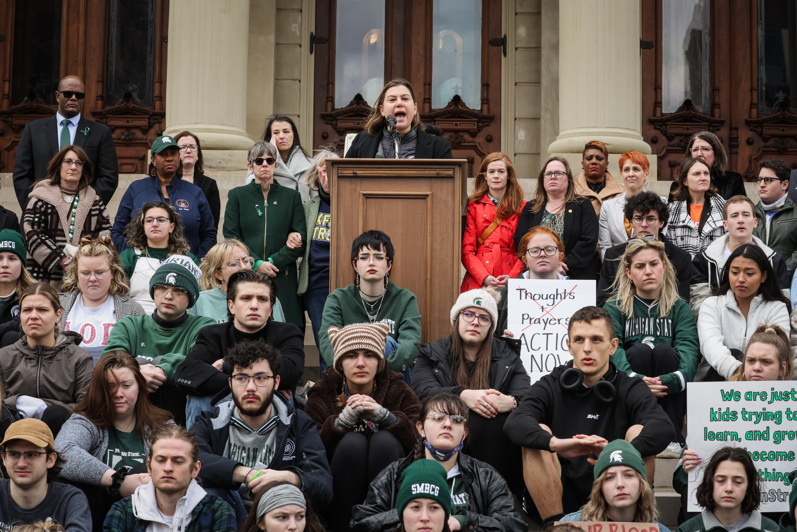 Dân biểu Elissa Slotkin (Dân Chủ-Michigan) nói chuyện với các sinh viên Đại học Tiểu bang Michigan và những người ủng hộ họ sau một vụ xả súng trong khuôn viên trường học, trong một cuộc biểu tình bên ngoài Tòa nhà Quốc hội tiểu bang ở Lansing, Michigan, hôm 15/02/2023. (Ảnh: Scott Olson/Getty Images)
