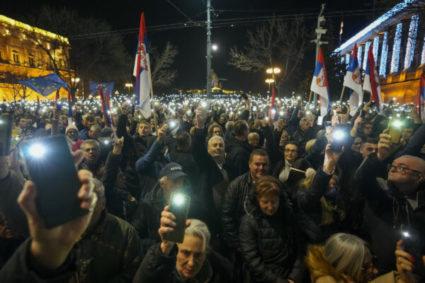 Những người ủng hộ phe đối lập Serbia trong một cuộc biểu tình bên ngoài tòa nhà ủy ban bầu cử ở Belgrade, Serbia, hôm 25/12/2023. (Ảnh: Darko Vojinovic/AP)