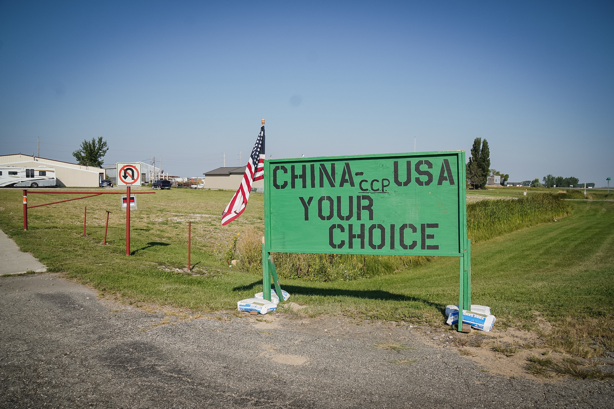 Một tấm biển phản đối một nhà máy bắp liên kết với Trung Quốc nằm gần 370 mẫu Anh (khoảng 150 hecta) mới được thành phố sáp nhập cho dự án, ở Grand Forks, North Dakota, trong ảnh tài liệu này. (Ảnh: Allan Stein/The Epoch Times)