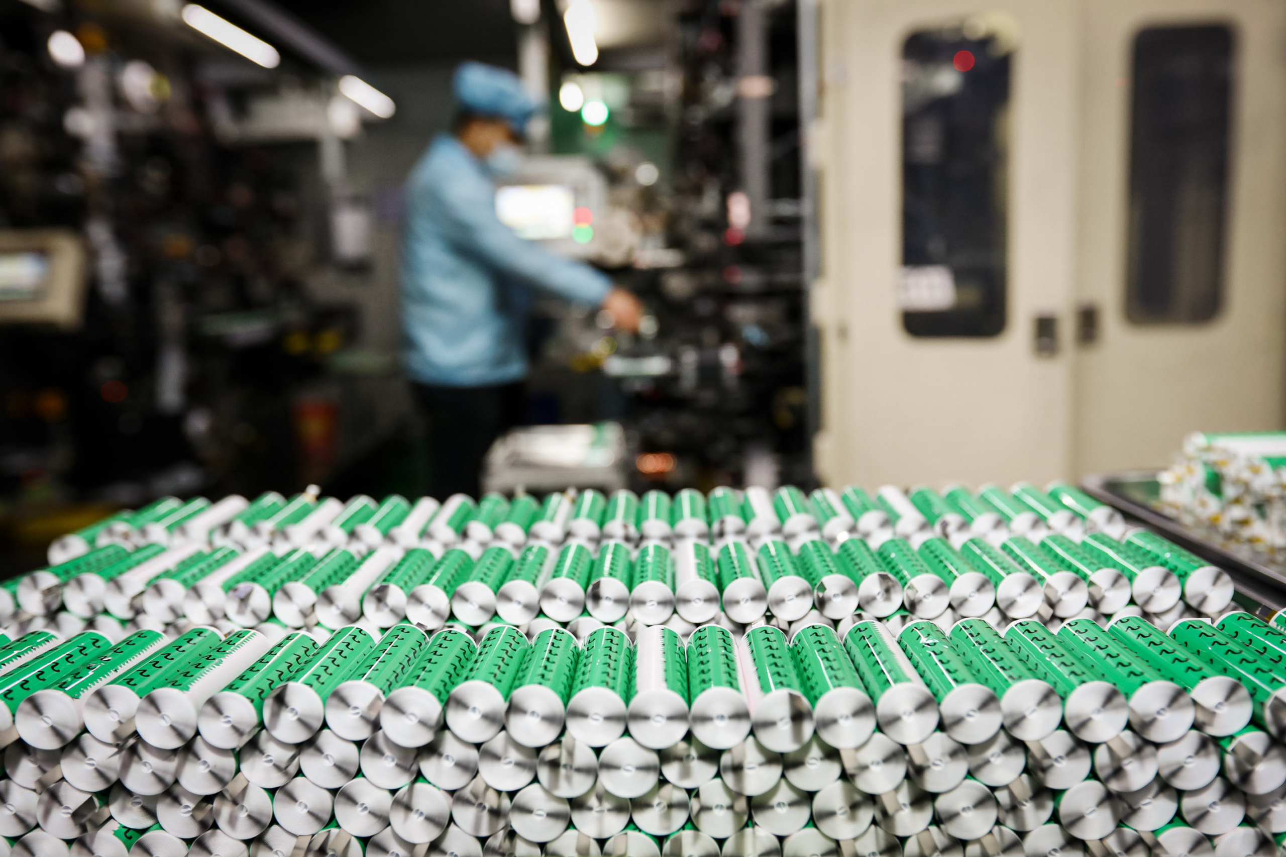 Pin lithium được trưng bày trong xưởng của một công ty sản xuất pin lithium ở tỉnh An Huy, Trung Quốc, ngày 14/11/2020. (Ảnh: STR/AFP qua Getty Images)