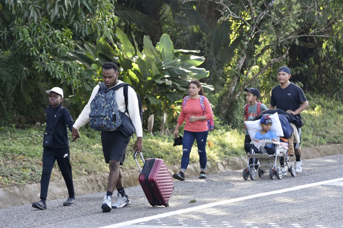 Người di cư đi bộ dọc theo một xa lộ ở Huixtla, Mexico, hôm 25/12/2023. (Ảnh: Edgar H. Clemente/AP Photo)