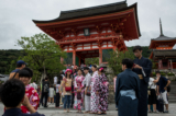 Khách du lịch mặc trang phục truyền thống của Nhật Bản tạo dáng chụp ảnh trước Đền Kiyomizu ở Kyoto, Nhật Bản, vào ngày 07/09/2015. (Ảnh: Chris McGrath/Getty Images)