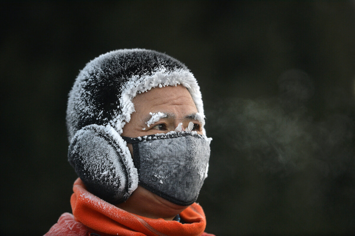 Một người dân bị tuyết bao phủ trong thời tiết lạnh giá ở Thẩm Dương, tỉnh Liêu Ninh phía đông bắc Trung Quốc hôm 20/12/2023. (Ảnh: STR/AFP qua Getty Images)
