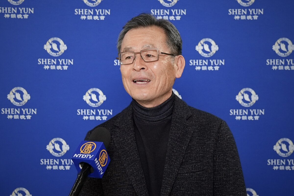 Ông Imazu Tesuji thưởng thức Nghệ thuật Biểu diễn Shen Yun tại Trung tâm Hội nghị Nagoya hôm 24/12/2023. (Ảnh: NTD)