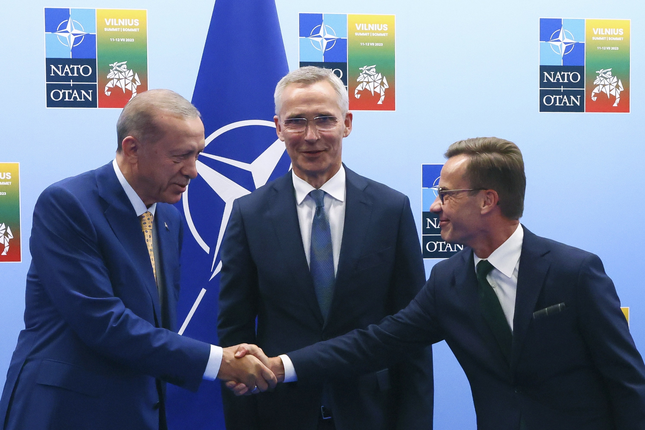 Tổng thống Thổ Nhĩ Kỳ Recep Tayyip Erdogan (bên trái) bắt tay Thủ tướng Thụy Điển Ulf Kristersson (bên phải) trong khi Tổng thư ký NATO Jens Stoltenberg đang quan sát trước khi tham gia cuộc họp trước thềm hội nghị thượng đỉnh NATO ở Vilnius, Lithuania, hôm 10/07/2023. (Ảnh: Yves Herman, Pool Photo qua AP)
