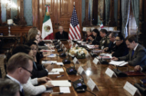 Ông Andres Manuel Lopez Obrador, Tổng thống Mexico (giữa), tham dự một cuộc họp với Ngoại trưởng Hoa Kỳ Antony Blinken, Bộ trưởng An ninh Nội địa Hoa Kỳ Alejandro Mayorkas, và Đại sứ Hoa Kỳ Ken Salasar (không có trong khung hình), cùng với các quan chức khác, tại Cung điện Quốc gia ở thành phố Mexico hôm 27/12/2023. (Ảnh: Rodrigo Oropeza/AFP qua Getty Images)