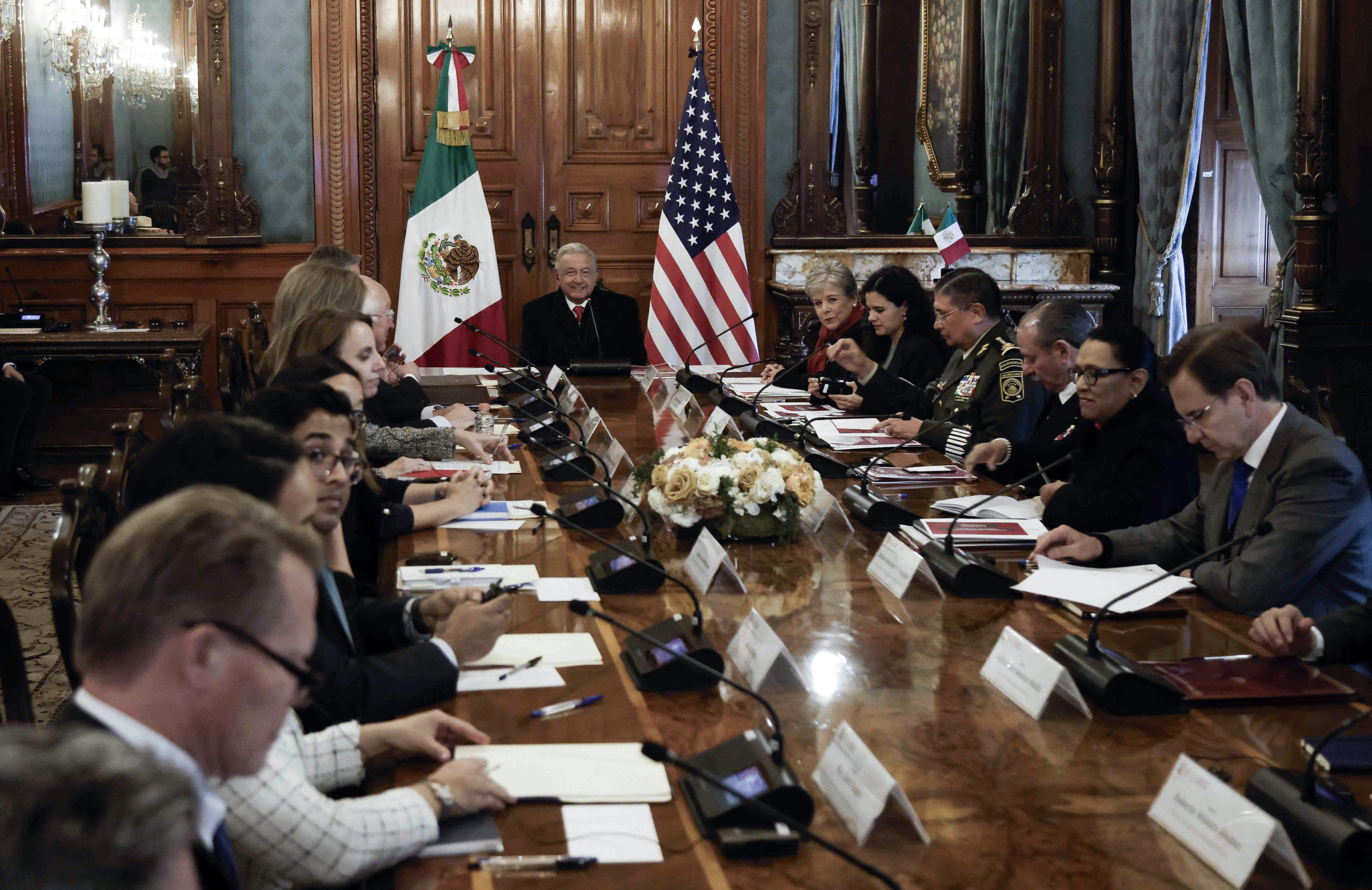 Ông Andres Manuel Lopez Obrador, Tổng thống Mexico (giữa), tham dự một cuộc họp với Ngoại trưởng Hoa Kỳ Antony Blinken, Bộ trưởng An ninh Nội địa Hoa Kỳ Alejandro Mayorkas, và Đại sứ Hoa Kỳ Ken Salasar (không có trong khung hình), cùng với các quan chức khác, tại Cung điện Quốc gia ở thành phố Mexico hôm 27/12/2023. (Ảnh: Rodrigo Oropeza/AFP qua Getty Images)
