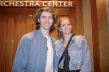 Cô Lauren (phải) và anh Shane Shapiro thưởng thức đêm biểu diễn của Shen Yun tại Trung tâm Nghệ thuật Biểu diễn Broward, hôm 27/12/2023. (Ảnh: Linda Li/The Epoch Times)