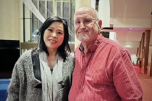 Bà Sara Xiong và ông Bill Meyer thưởng thức đêm biểu diễn của Shen Yun hôm 27/12/2023 tại nhà hát Jones Hall for the Performing Arts, ở Houston. (Ảnh: Sonia Wu/The Epoch Times)