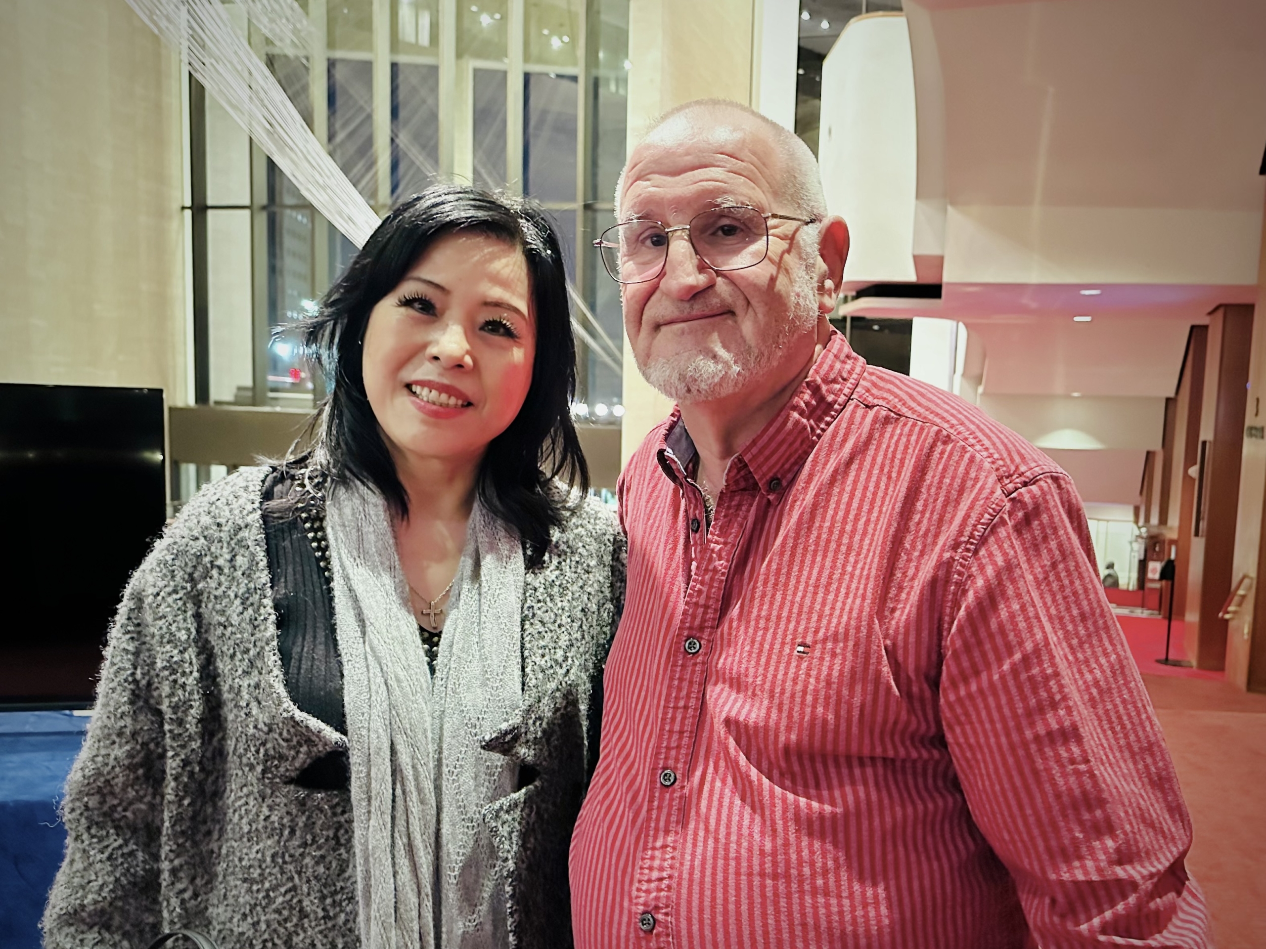 Bà Sara Xiong và ông Bill Meyer thưởng thức đêm biểu diễn của Shen Yun hôm 27/12/2023 tại nhà hát Jones Hall for the Performing Arts, ở Houston. (Ảnh: Sonia Wu/The Epoch Times)