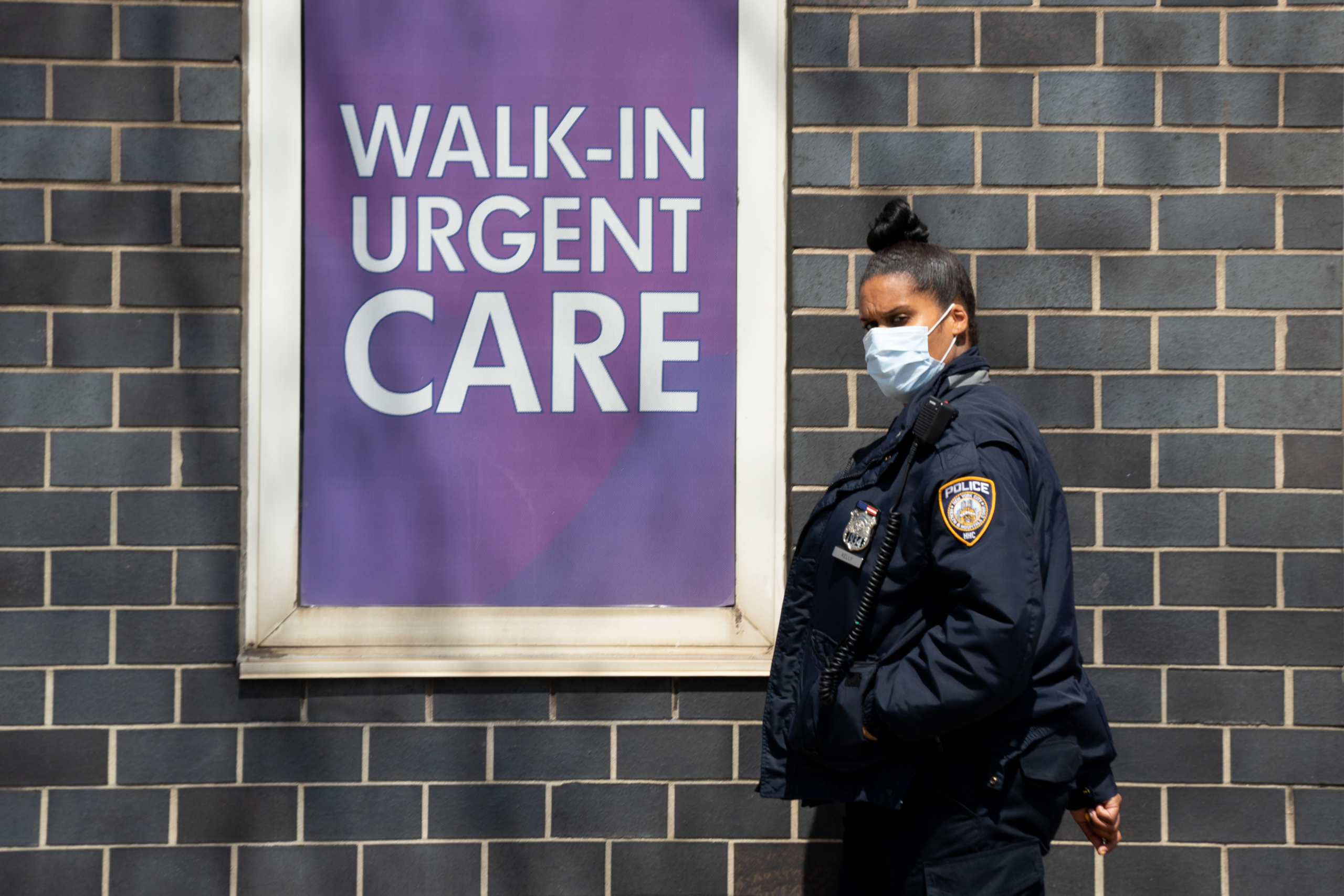 Một nhân viên bảo vệ bệnh viện đeo khẩu trang y tế bên ngoài Trung tâm Y tế Elmhurst ở quận Queens của Thành phố New York vào ngày 15/04/2020. (Ảnh: David Dee Delgado/Getty Images)