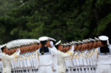 Các binh sĩ và sĩ quan Hải quân Quân Giải phóng Nhân dân Trung Quốc tham dự một buổi lễ ở Bắc Kinh vào ngày 16/09/2013. (Ảnh: Feng Li/Getty Images)