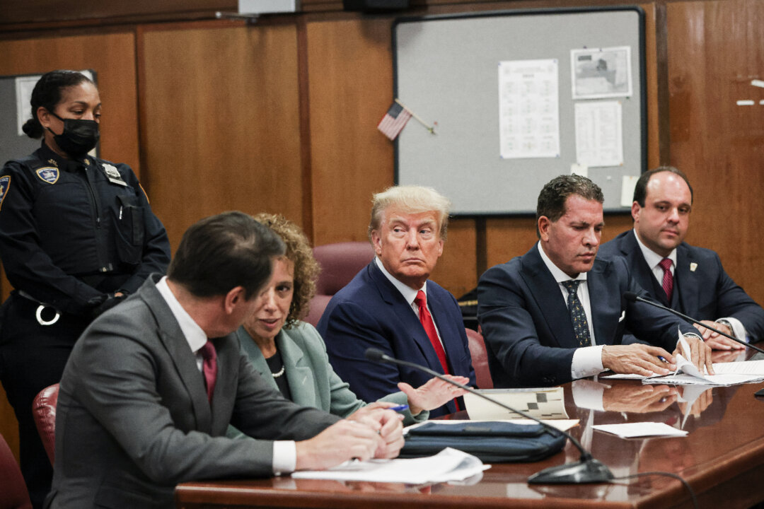 Cựu Tổng thống Hoa Kỳ Donald Trump ngồi trong phòng xử án cùng với các luật sư (từ trái sang phải) Todd Blanche, Susan Necheles, Joe Tacopina, và Boris Epshteyn trong phiên điều trần tại Tòa án Hình sự Manhattan ngày 04/04/2023 ở thành phố New York. (Ảnh: Andrew Kelly/Pool/Getty Images)