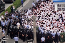Khoảng 2,000 công nhân đã đụng độ với cảnh sát khi họ tổ chức đình công bên ngoài nhà máy cao su KOK Machinery do Đài Loan tài trợ ở Côn Sơn, tỉnh Giang Tô, miền đông Trung Quốc hôm 07/06. (Ảnh: AFP/Getty Images)
