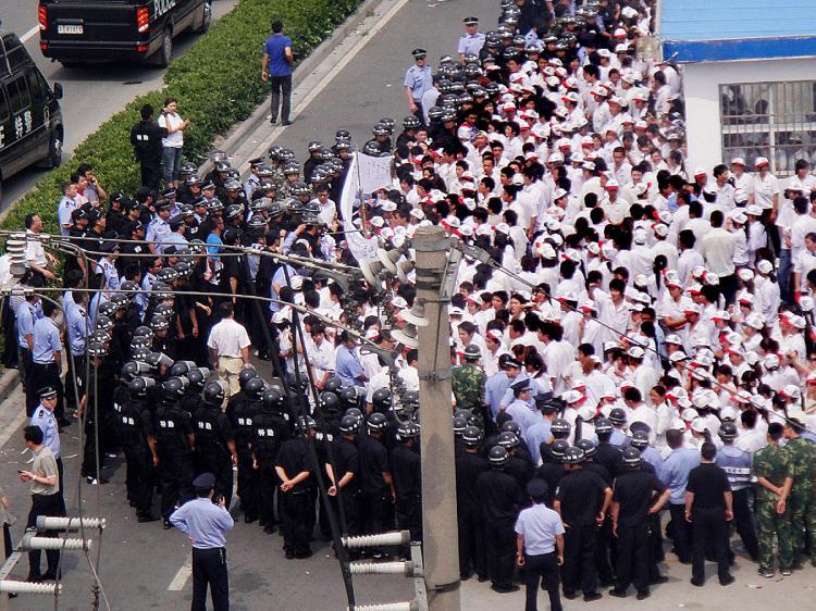 Kinh tế Trung Quốc suy thoái dẫn đến sa thải hàng loạt và nhân viên biểu tình