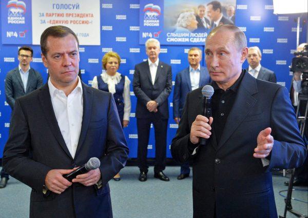 Tổng thống Nga Vladimir Putin, phải, và Thủ tướng Nga Dmitry Medvedev, trái, trình bày tại trụ sở bầu cử của Đảng Thống Nhất ở Moscow, Nga, Chủ Nhật, ngày 18/09/2016. (Ảnh: Alexei Druzhinin/Sputnik, Kremlin Pool Photo qua AP)
