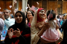 Những công dân mới mỉm cười trong buổi lễ nhập quốc tịch của Cơ quan Di trú và Nhập tịch Hoa Kỳ (USCIS) tại Thư viện Công cộng New York ở Manhattan, New York, vào ngày 03/07/2018. (Ảnh: Shannon Stapleton/Reuters)
