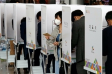 Một người phụ nữ rời khỏi quầy bỏ phiếu sau khi bỏ phiếu khiếm diện cho cuộc bầu cử Quốc hội tại một điểm bỏ phiếu ở Seoul, Nam Hàn, vào ngày 10/04/2020. (Ảnh: Heo Ran/Reuters)