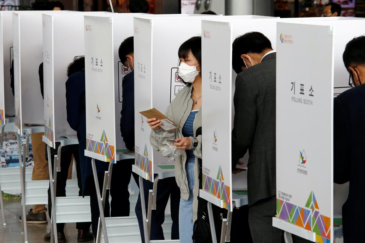 Một người phụ nữ rời khỏi quầy bỏ phiếu sau khi bỏ phiếu khiếm diện cho cuộc bầu cử Quốc hội tại một điểm bỏ phiếu ở Seoul, Nam Hàn, vào ngày 10/04/2020. (Ảnh: Heo Ran/Reuters)