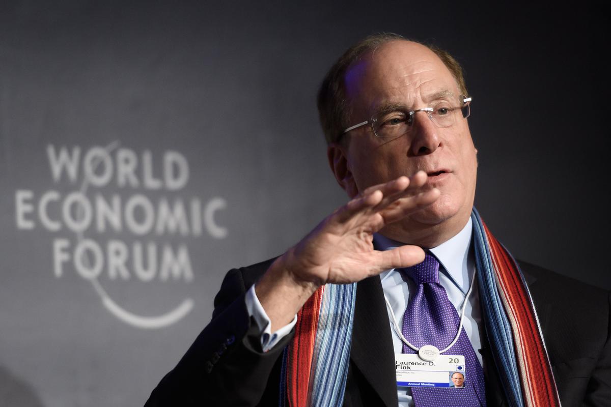 Giám đốc điều hành BlackRock, ông Larry Fink, tham dự một phiên họp tại cuộc họp thường niên của Diễn đàn Kinh tế Thế giới ở Davos, Thụy Sĩ, vào ngày 23/01/2020. (Ảnh: Fabrice Coffrini/ AFP qua Getty Images)