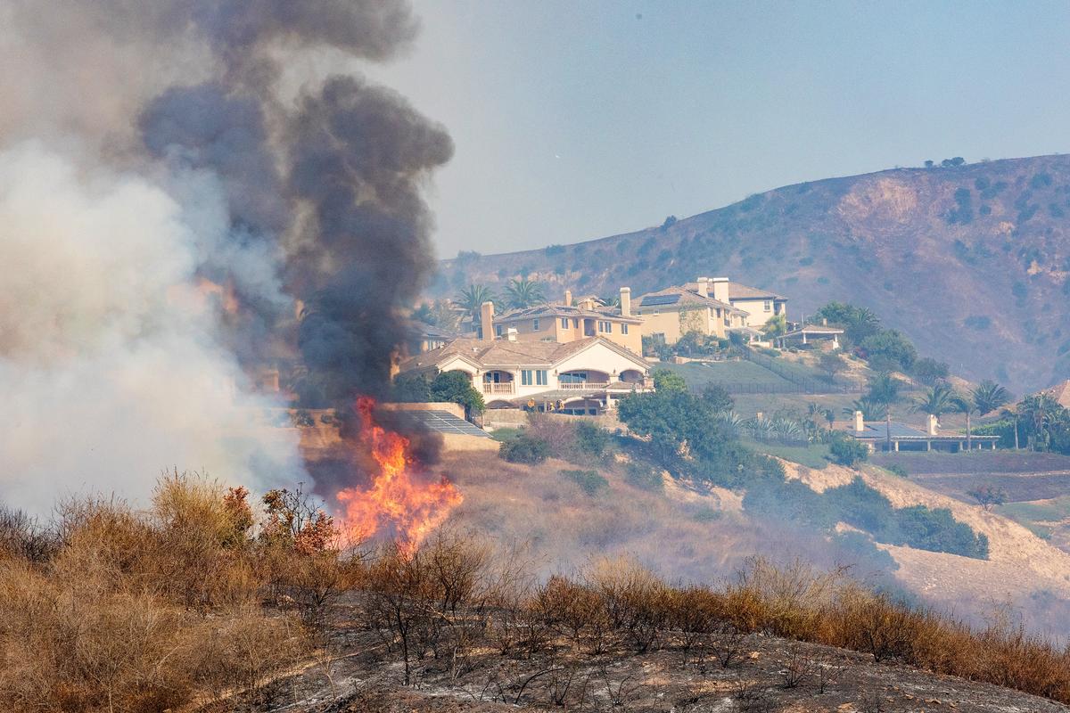 Đám cháy Blue Ridge của quận Cam tiếp cận các ngôi nhà ở Yorba Linda, California, hôm 27/10/2020. (Ảnh: John Fredricks/The Epoch Times)