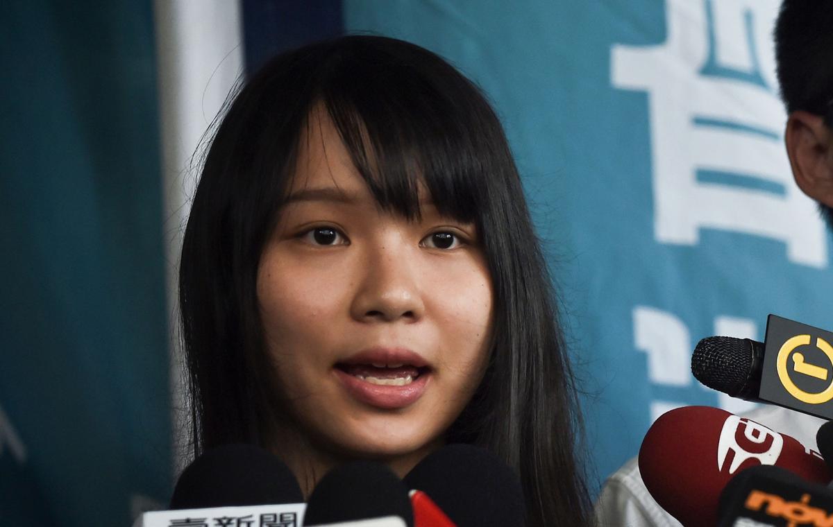 Nhà hoạt động ủng hộ dân chủ Chu Đình (Agnes Chow) nói với báo chí sau khi cô được tại ngoại tại Tòa Sơ thẩm phía Đông ở Hồng Kông vào ngày 30/08/2019. (Ảnh: Lillian Suwanrumpha/AFP qua Getty Images)