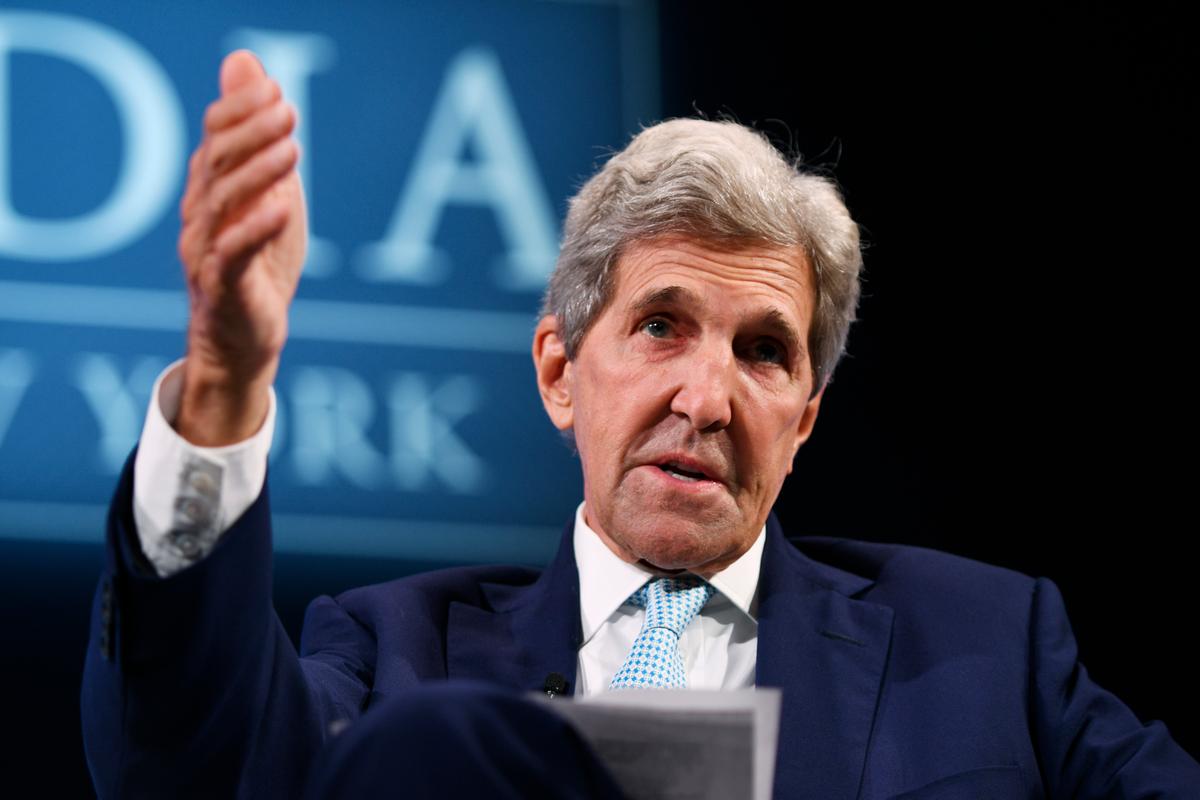 Đặc phái viên khí hậu Hoa Kỳ John Kerry trình bày trên sân khấu trong Hội nghị thượng đỉnh Thường niên Concordia 2021 tại Sheraton New York ở thành phố New York vào ngày 20/09/2021. (Ảnh: Riccardo Savi/Getty Images cho Hội nghị thượng đỉnh Concordia)