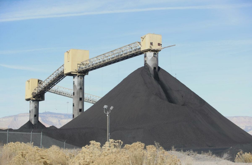 Những đống than chờ đốt tại nhà máy nhiệt điện than Hunter của PacifiCorp bên ngoài Castle Dale, Utah, vào ngày 14/11/2019. (Ảnh: George Frey/AFP qua Getty Images)