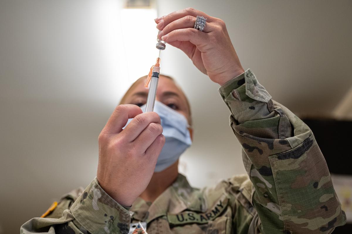 Một quân nhân chuẩn bị vaccine COVID-19 ở Fort Knox, Ky., vào ngày 09/09/2021. (Ảnh: Jon Cherry/Getty Images)