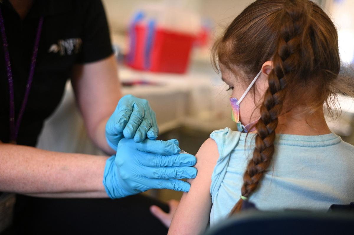 Một y tá chích vaccine COVID-19 cho bé gái tại một phòng khám ở Los Angeles vào ngày 19/01/2022. (Ảnh: Robyn Beck/AFP qua Getty Images)
