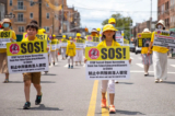 Các học viên Pháp Luân Công tham gia cuộc diễn hành đánh dấu 22 năm cuộc đàn áp Pháp Luân Công ở Trung Quốc, tại Brooklyn, New York, ngày 18/07/2021. (Ảnh: Chung I Ho/The Epoch Times)